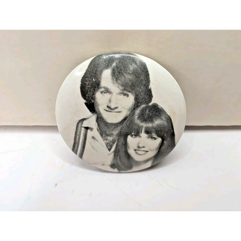 Robin Williams Pam Dawber Mork and Mindy Portrait Vintage Pinback Button 1.25"